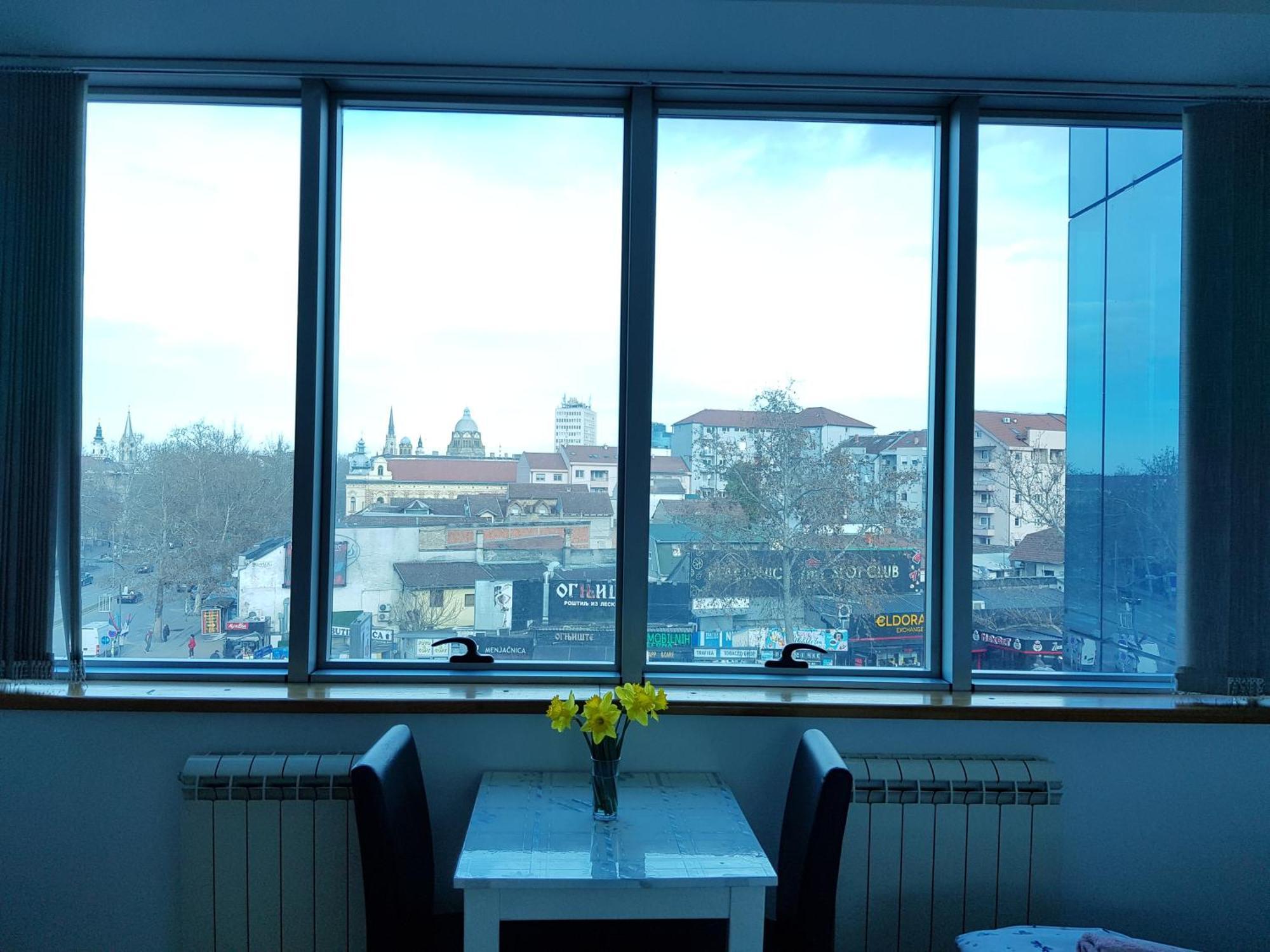 Central Apartment With 24-7 Building Security Новий Сад Екстер'єр фото